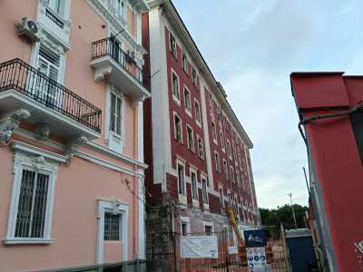 ...e svoltando subito a destra si entra nella brevissima e chiusa via Beltrani, l� dove si trova l�ingresso del fabbricato adesso serrato dalle inferriate del cantiere in corso